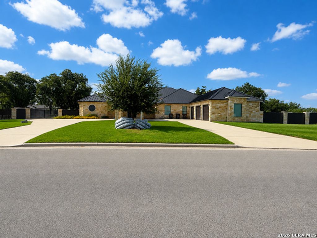 63 Eagle Nest, Eagle Pass