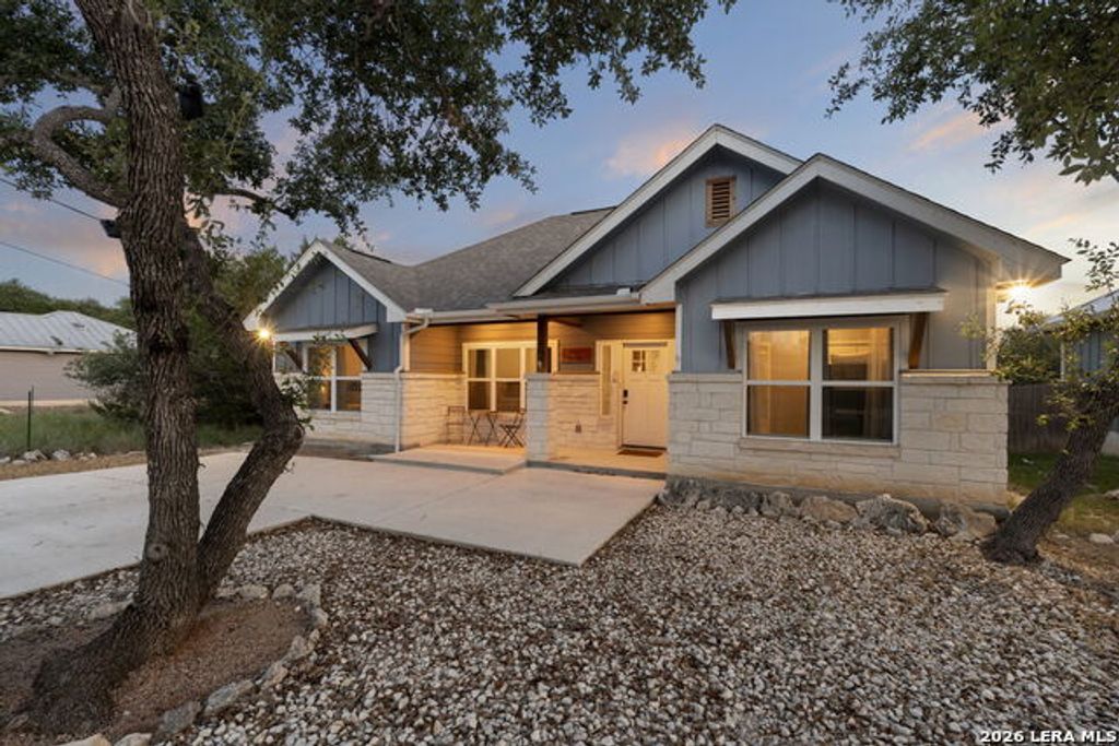 986 Paradise Dr, Canyon Lake