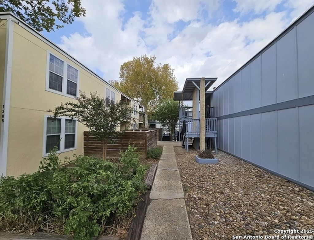 1305 E Mulberry Avenue 4, San Antonio