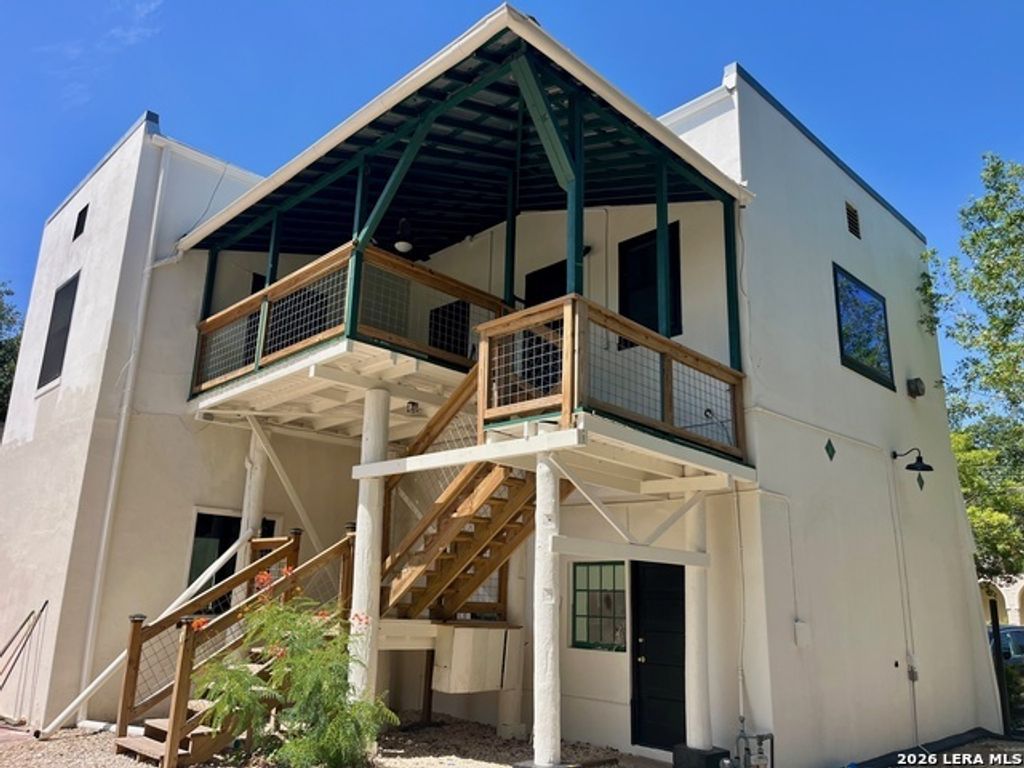 755 N Austin St B, Seguin