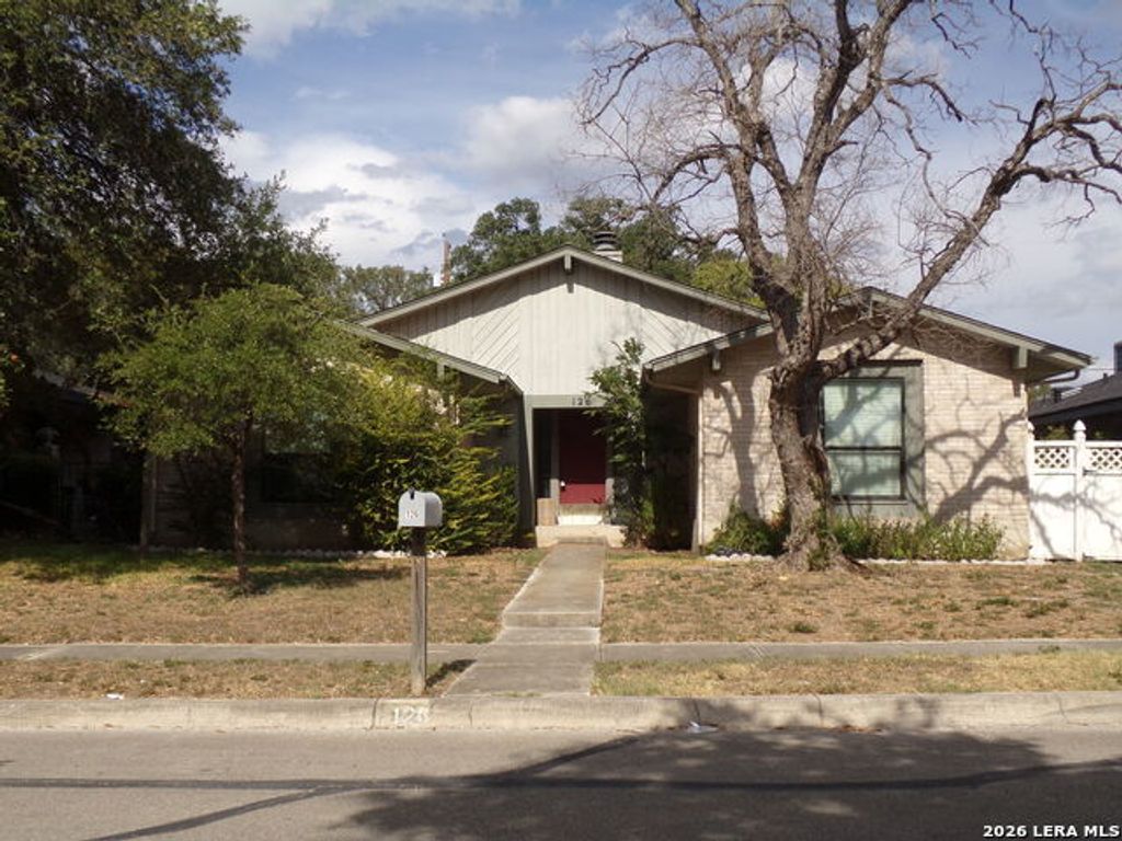 126 Quivira Dr, Universal City