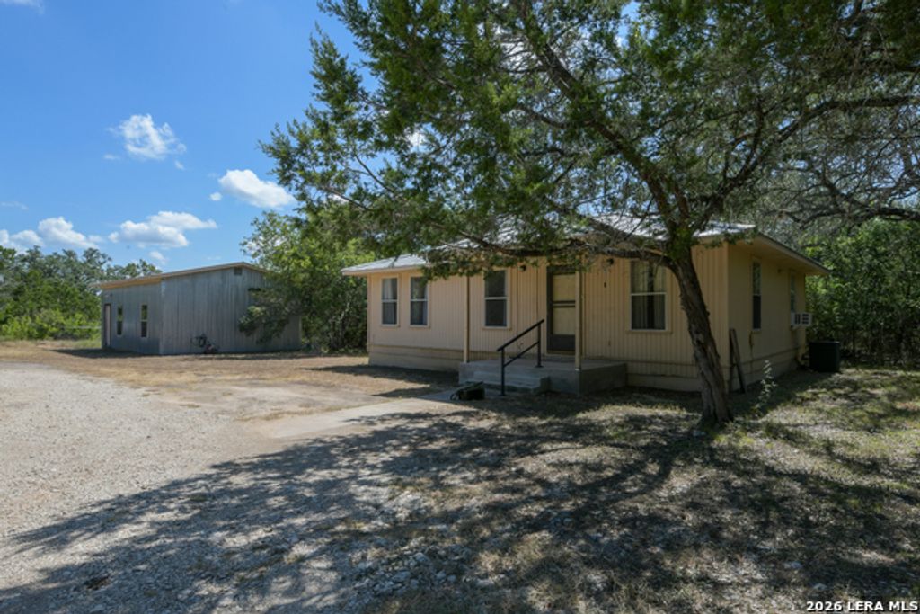 930 County Road 342, Hondo