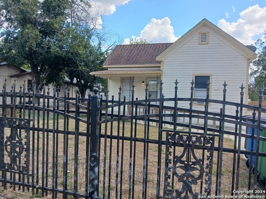 1322 W Hutchins Pl, San Antonio