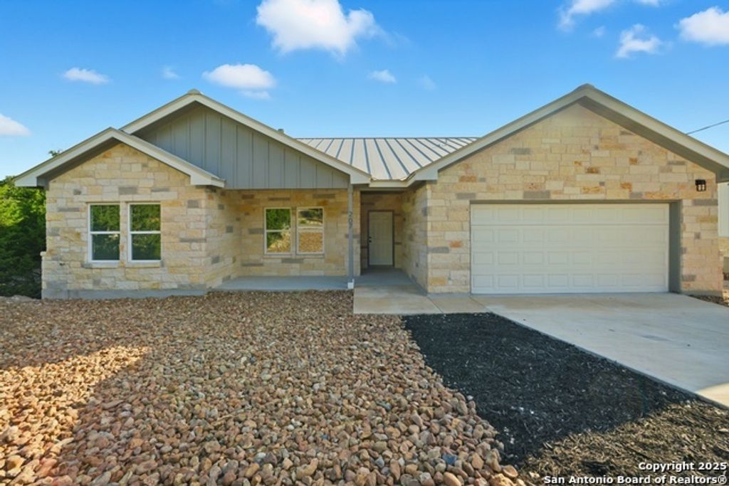 207 Deer Oaks Dr, Lakehills