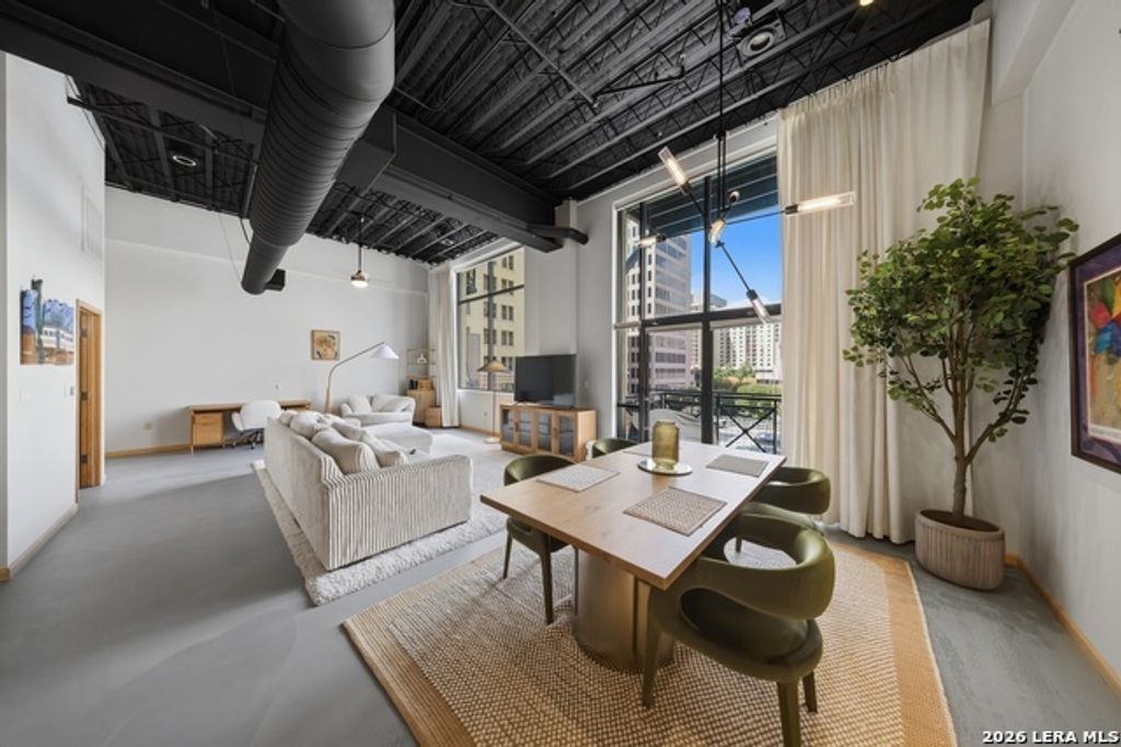 214 E Travis 303, San Antonio