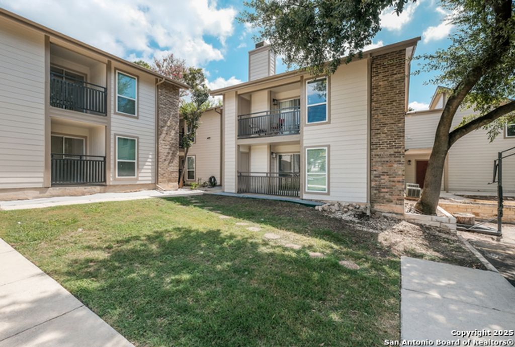 340 Montclair 205, Alamo Heights