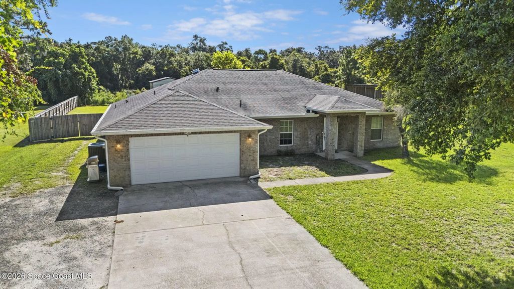 5735 Palm Street, Mims