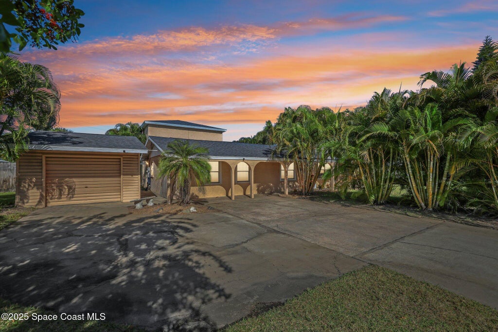 220 Avenida De Paz, Indialantic