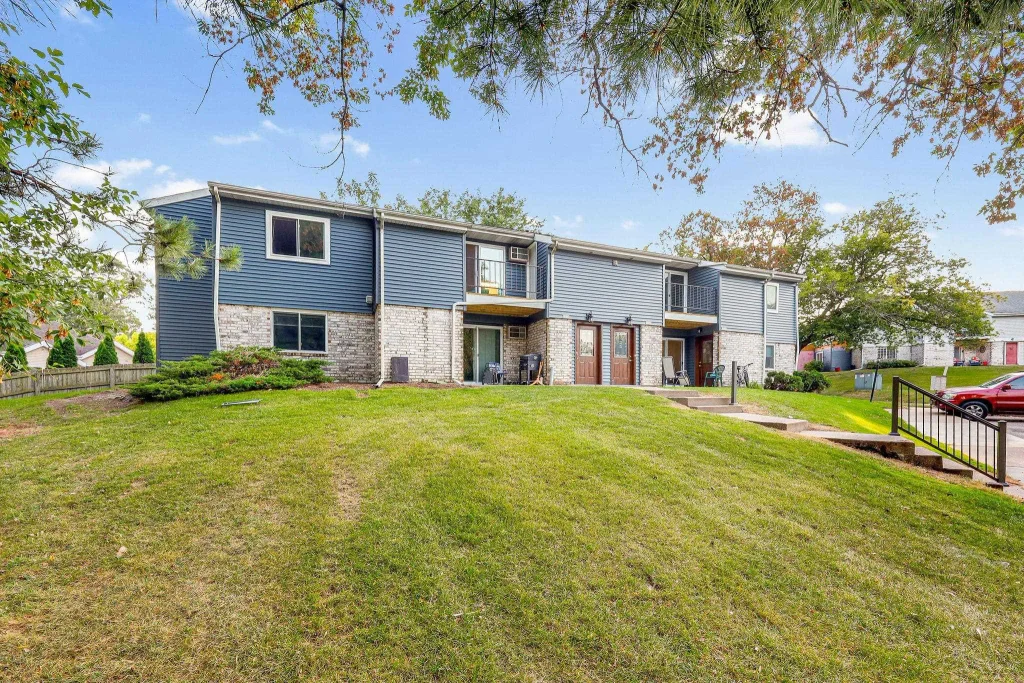 804 Whispering Pines Way, Fitchburg