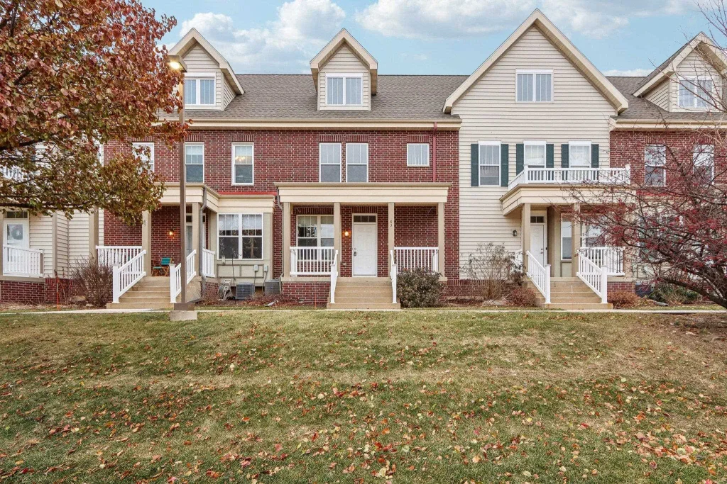 83 S Gardens Way, Fitchburg