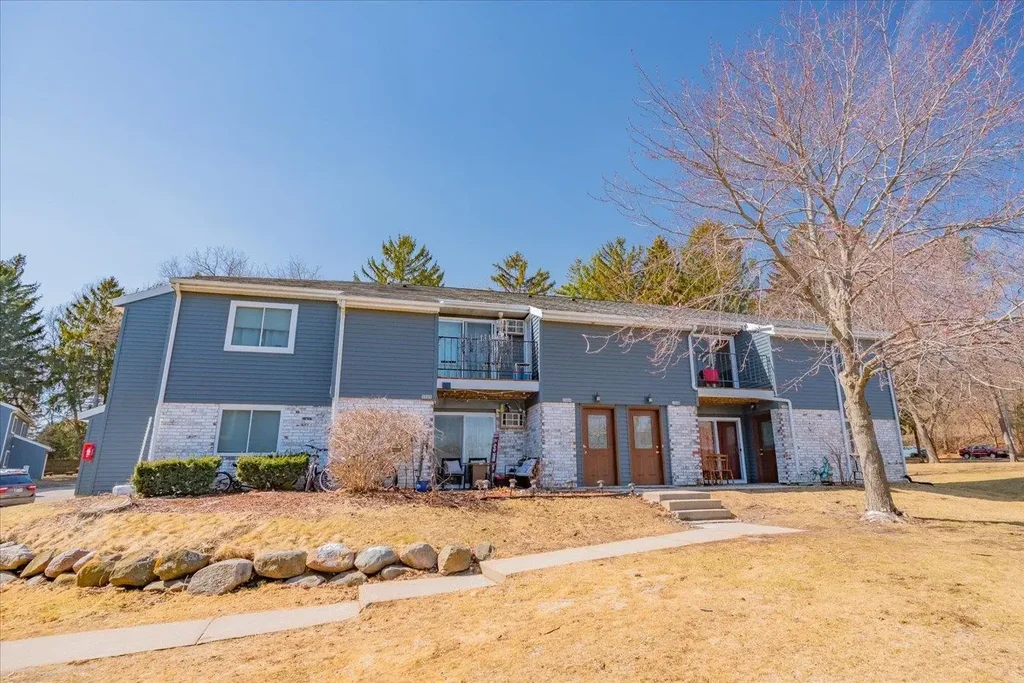 1208 Whispering Pines Way, Fitchburg