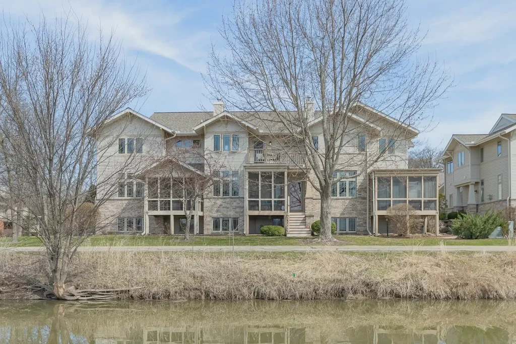 77 Wood Brook Way, Fitchburg