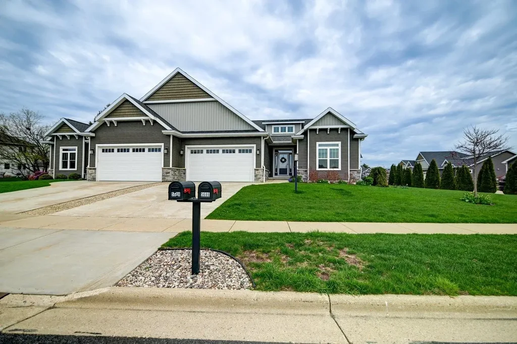 5686 Wilshire Drive, Fitchburg