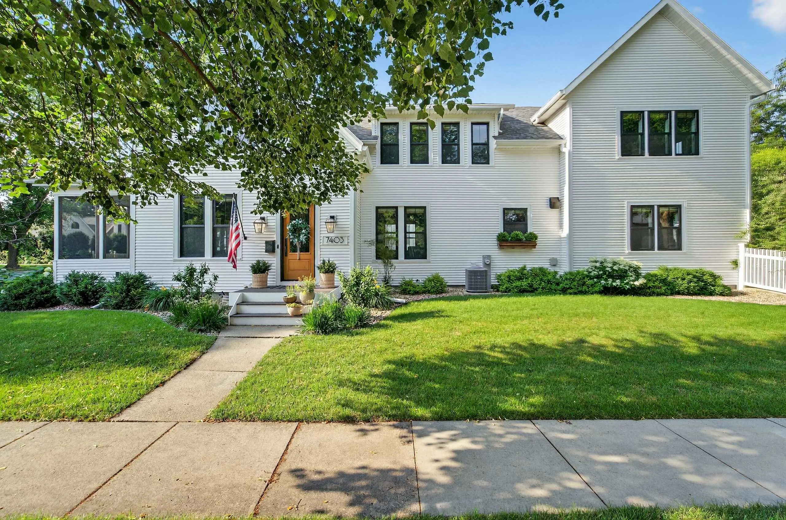 Photo of Listing #2003875