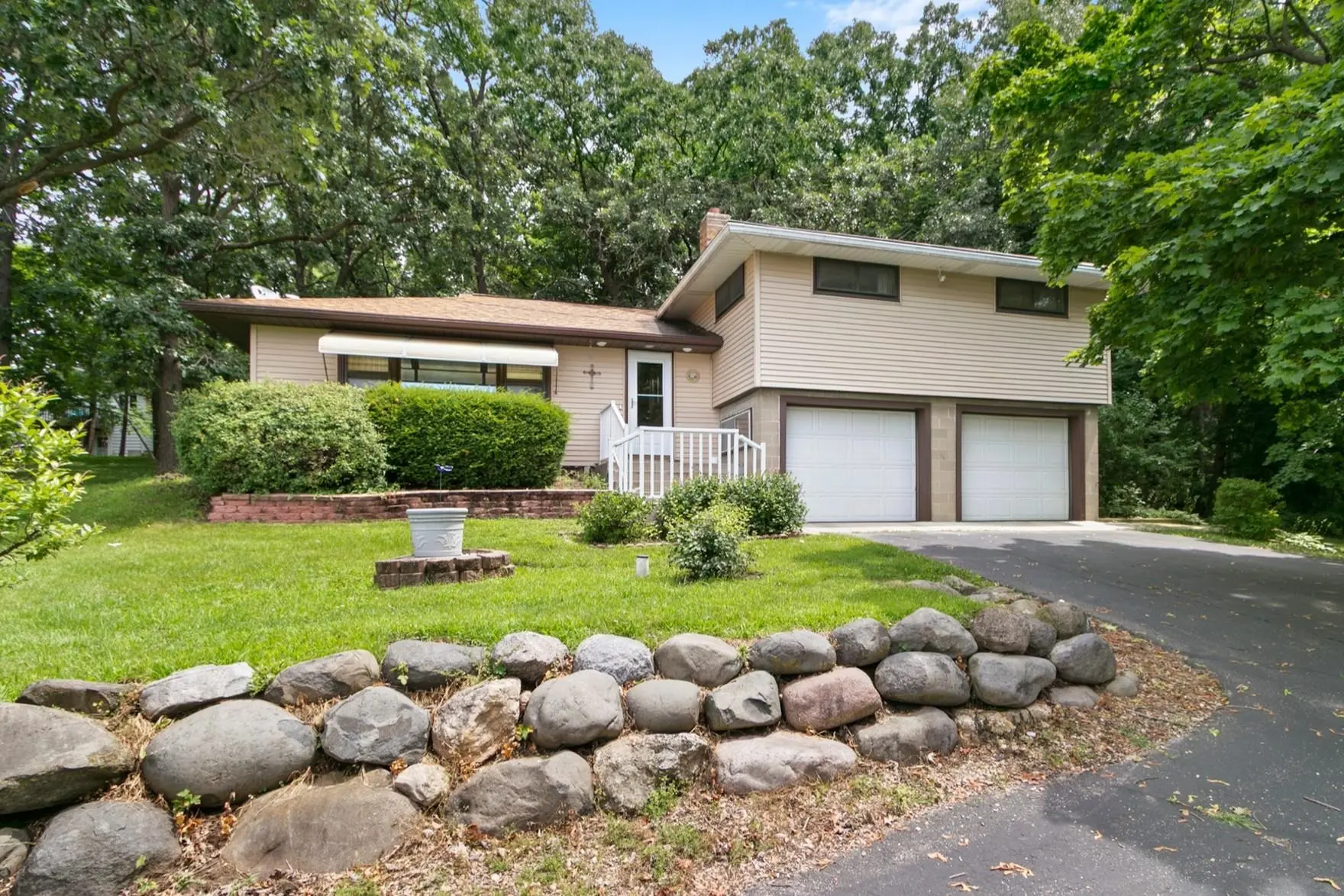 Photo of Listing #2003951