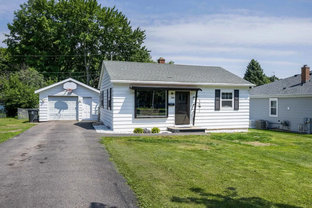 208 W Taft Street, Stoughton