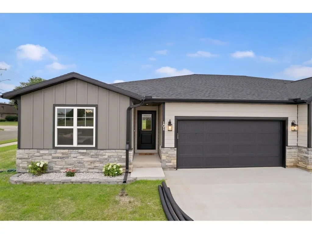 101 Hill Row, Portage