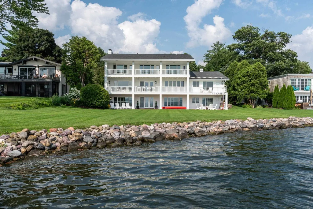 28 Fuller Court, Maple Bluff