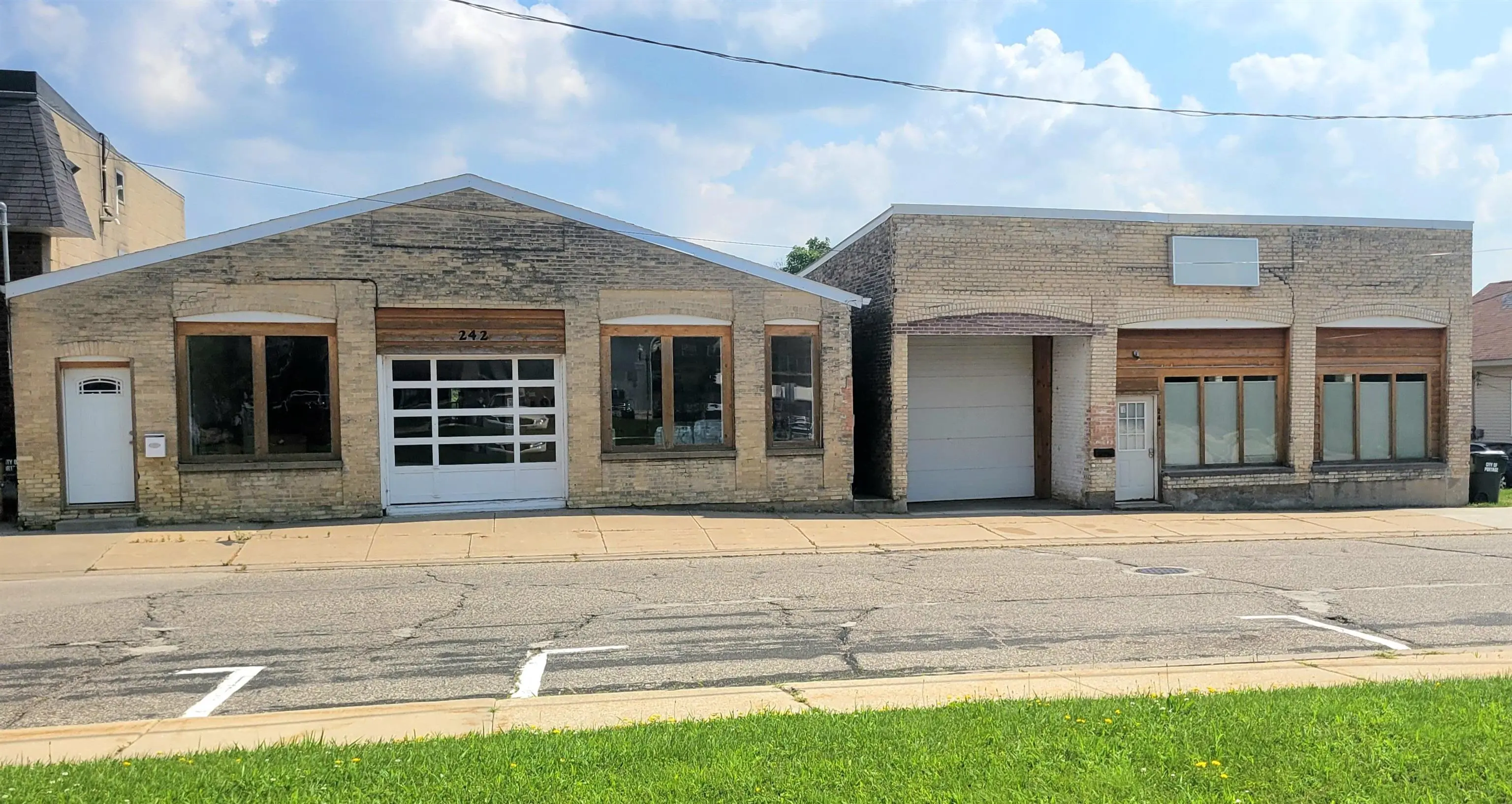 242,244 W Edgewater Street, Portage