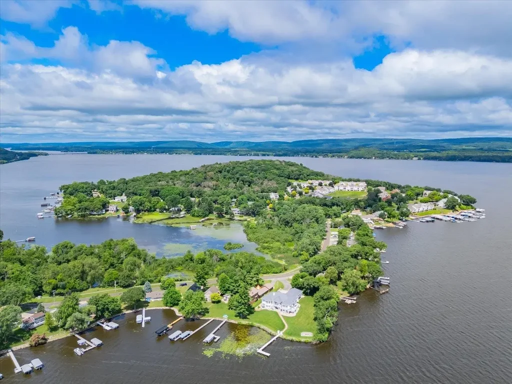 W11558 Island View Court, Lodi