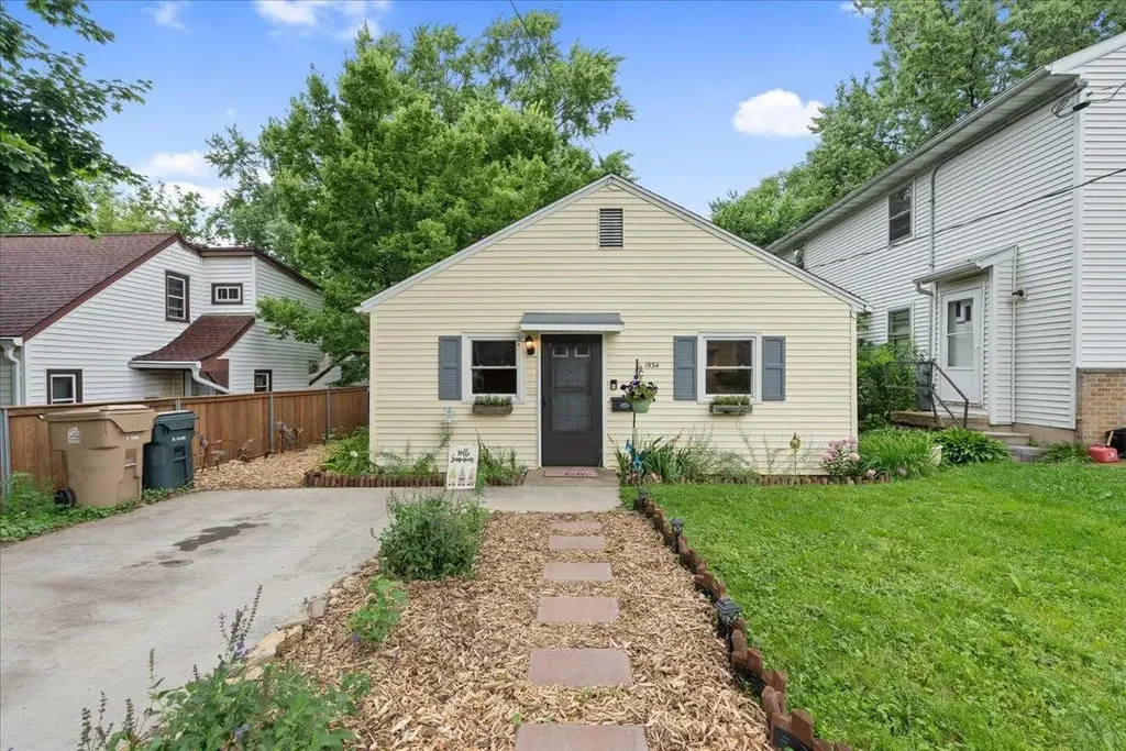 1934 Schlimgen Avenue, Madison