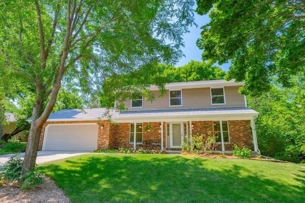 21 E Newhaven Circle, Madison