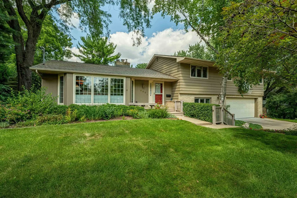 605 Panther Trail, Monona