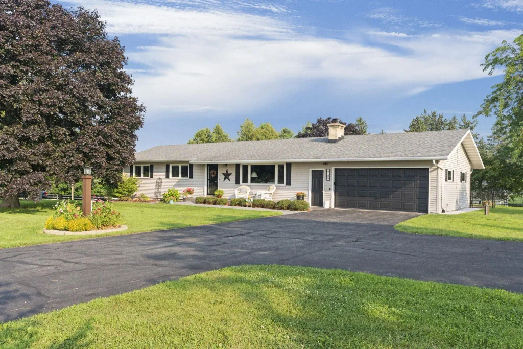 9185 County Road S, Springdale