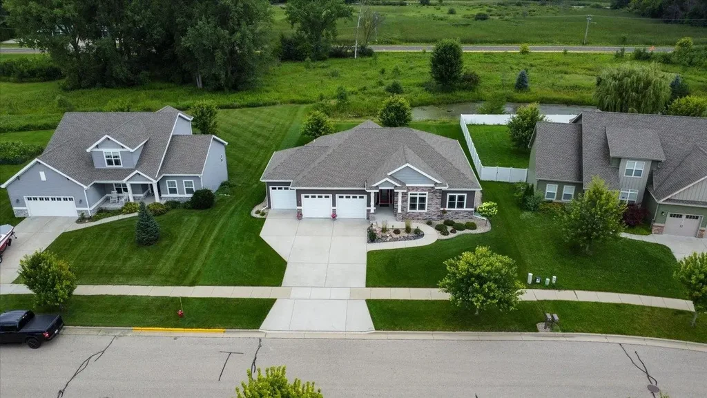 6631 Traveler Trail, Windsor