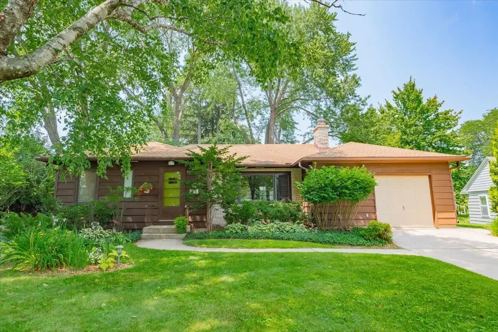 19 Hiawatha Circle, Madison