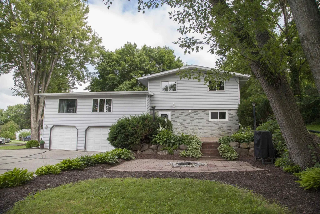 1103 Hillcrest Road, Black Earth