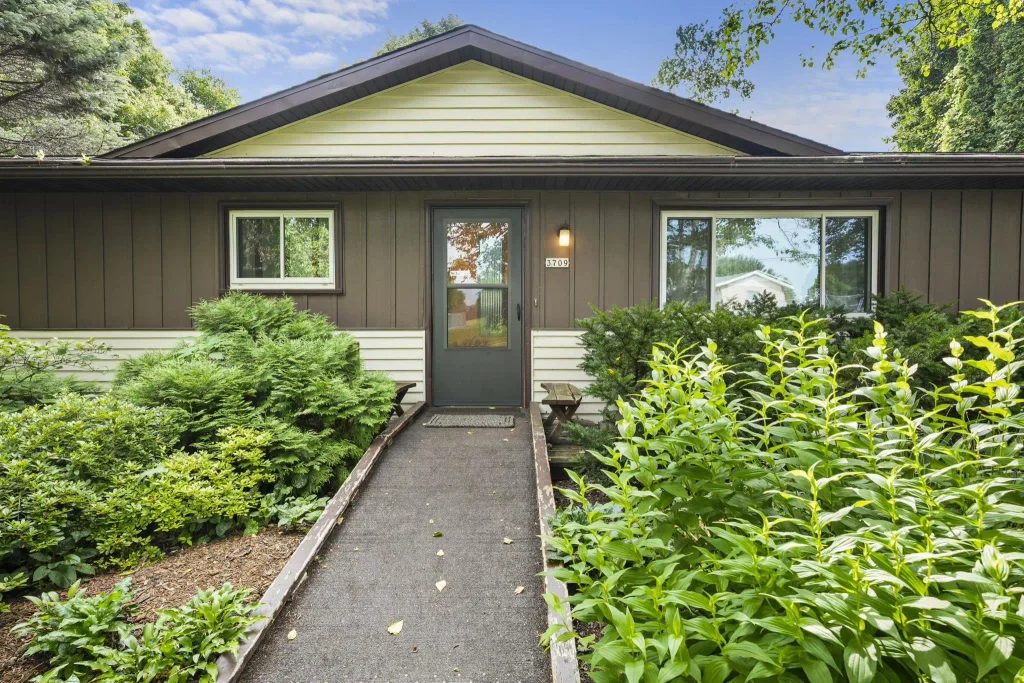 3709 High Road, Middleton