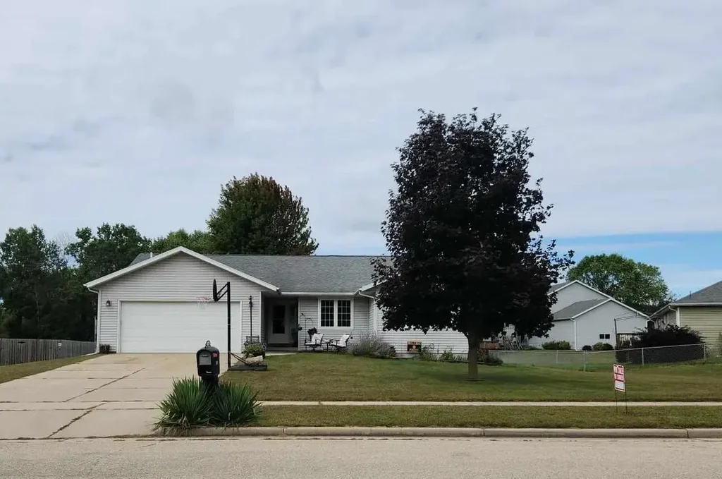 409 Savannah Trail, Pardeeville