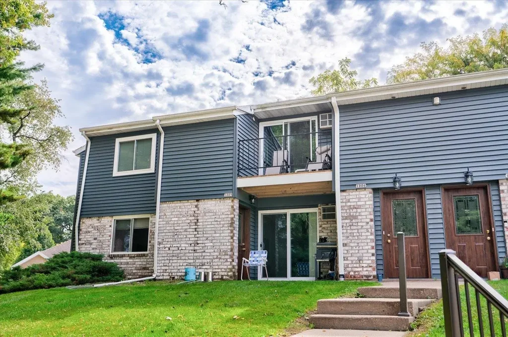 1006 Whispering Pines Way, Fitchburg