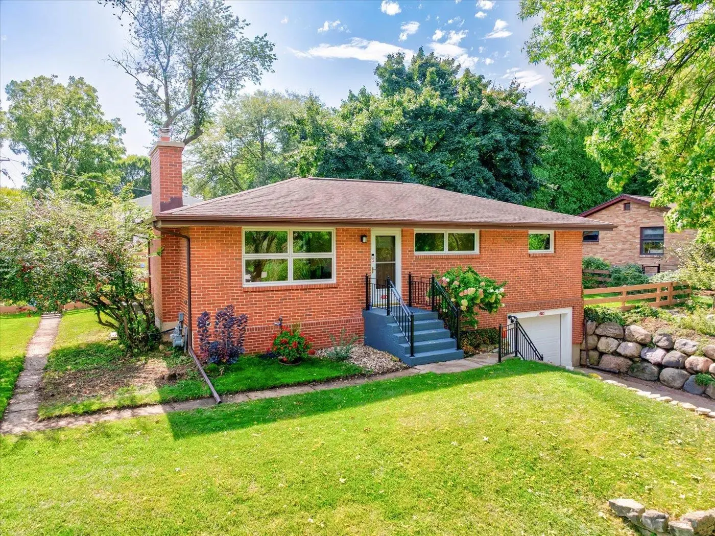 Photo of Listing #2009406