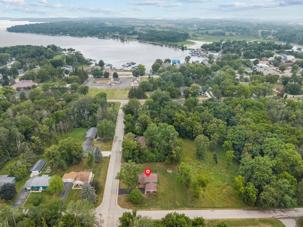 570 Sherwood Lane, Green Lake