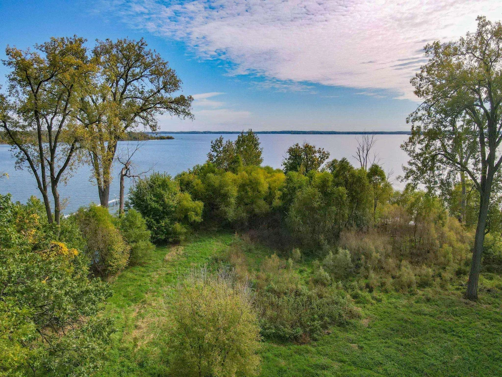 N1068 Lake Drive, Sumner