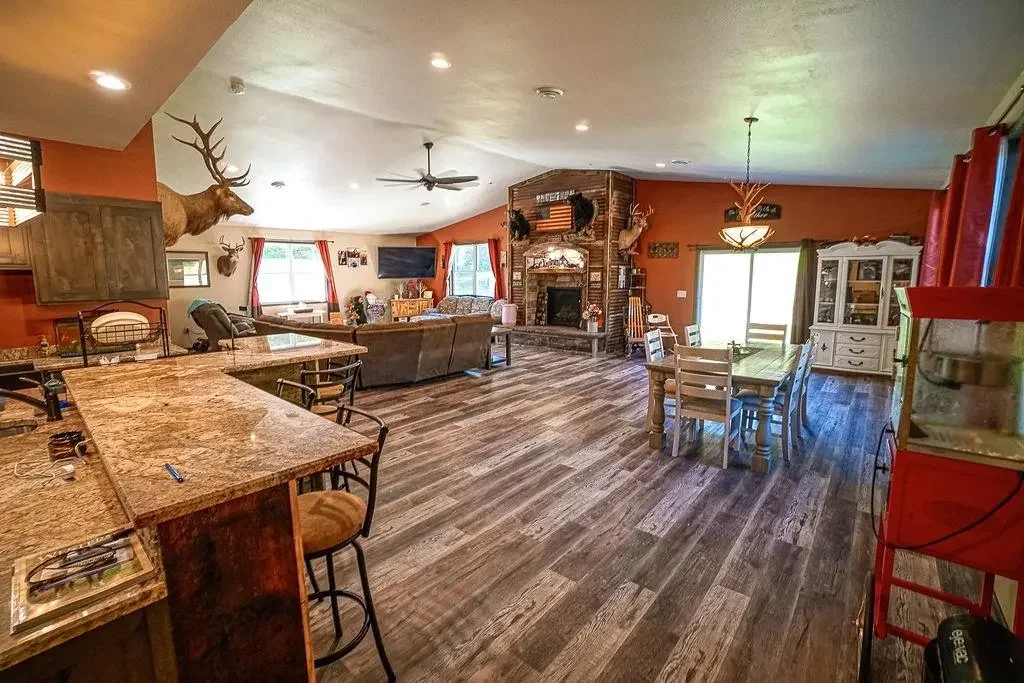 600 Oakwood Street, Warrens