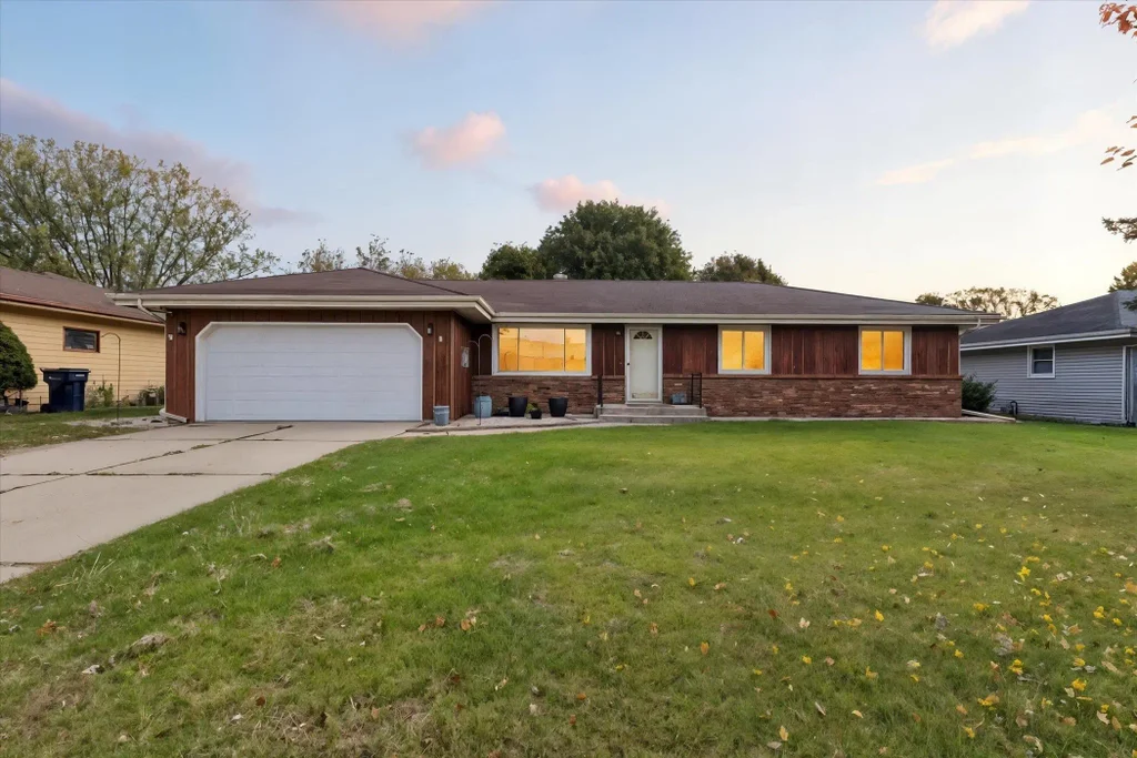 1002 Somerset Drive, Janesville