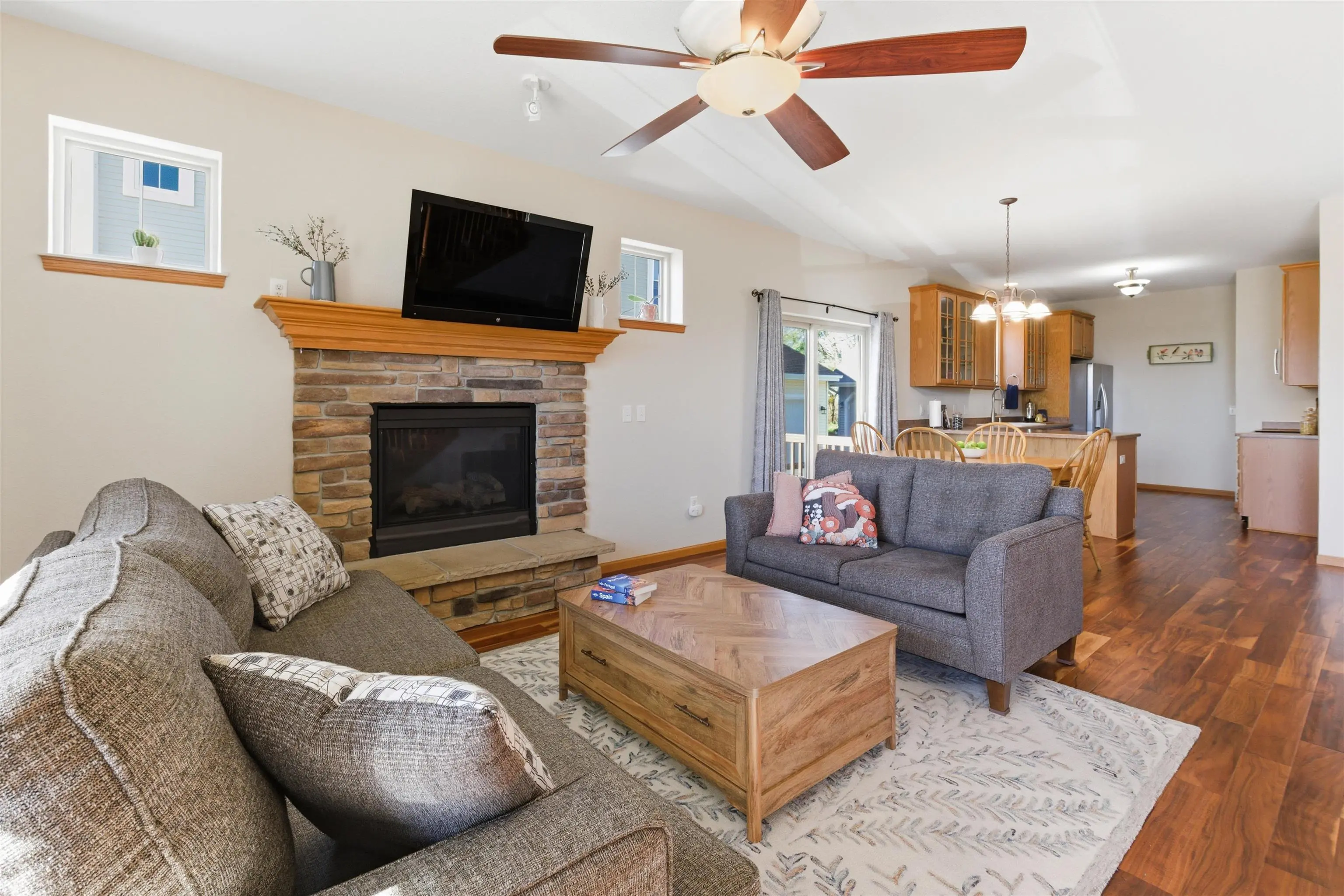 Photo of Listing #2011912