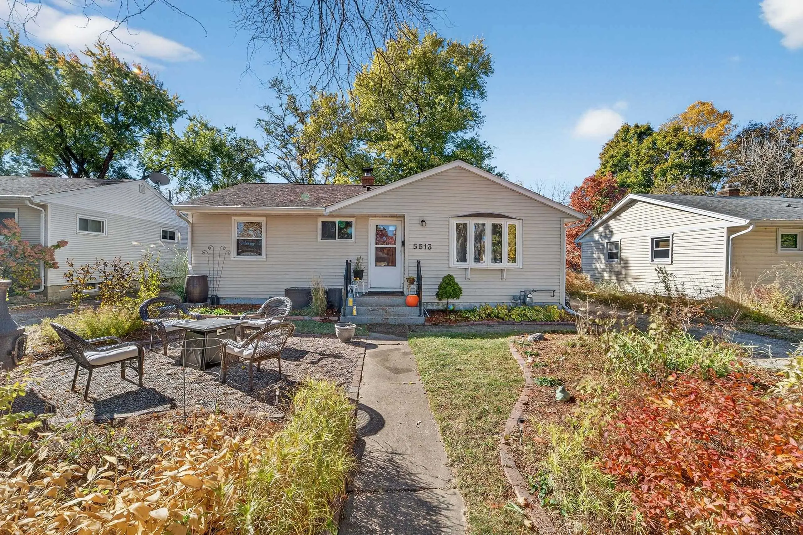 Photo of Listing #2012027