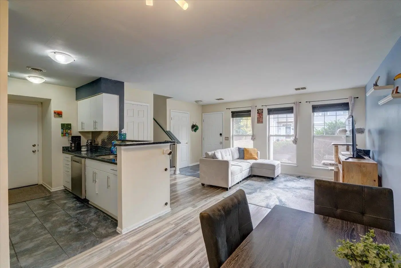 Photo of Listing #2012105