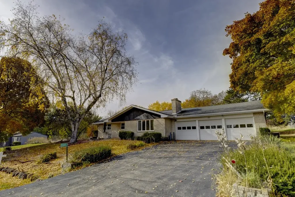 3345 Swinburne Drive, Blooming Grove