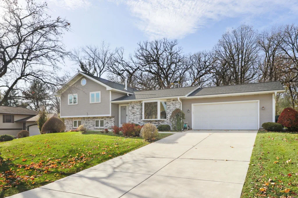 637 Cresthaven Drive, Cottage Grove