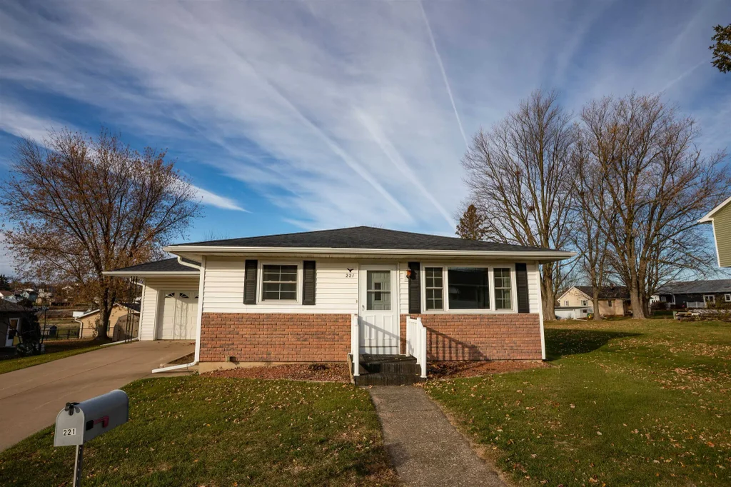 221 N Washington Street, Belmont