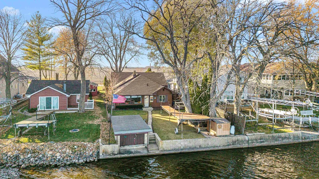 N10570 Howard Drive, Fox Lake