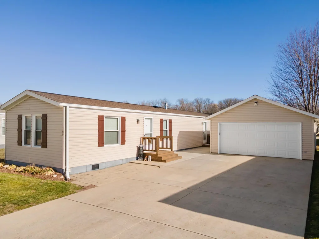 #109 - 897 E Lake Street, Lake Mills