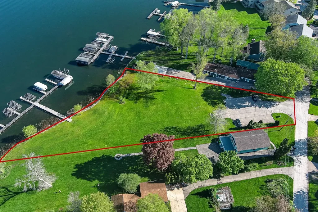 413 Strauss Unit 4 Avenue, Green Lake