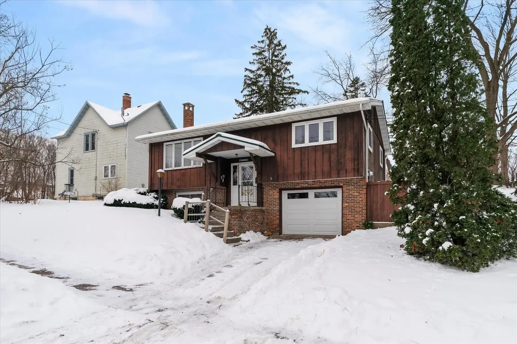 215 W South Street, Viroqua