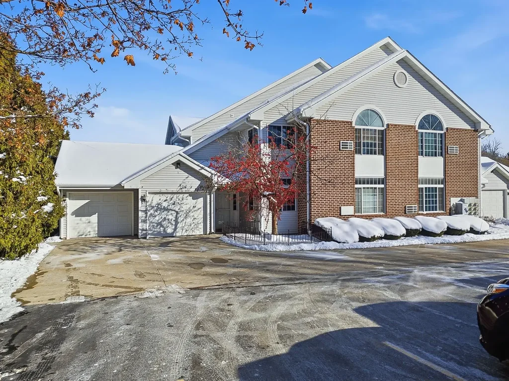 761 Cherokee Path, Lake Mills